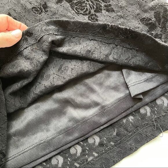 Impressions Black Velvet and Lace Sleeveless Top - Picture 4 of 8